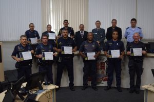 integrantes da primeira equipe da guarda de são roque posam para foto segurando homenagens