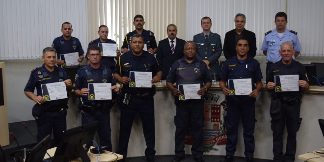 integrantes da primeira equipe da guarda de são roque posam para foto segurando homenagens