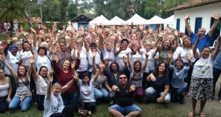 idosos e outros munícipes posam para foto reunidos