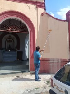 homens trabalhando em repintura de edificação