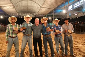 prefeito e vaqueiros posam para foto na Agrofest 2018
