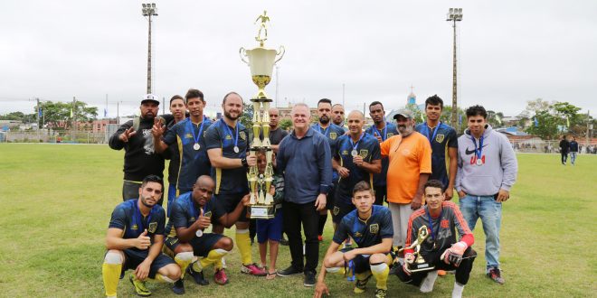 equipe do La Maquina posa com troféu