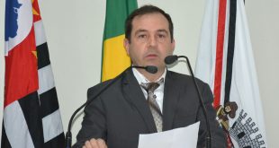 Alexandre Pierroni discursa na tribuna da câmara de são roque