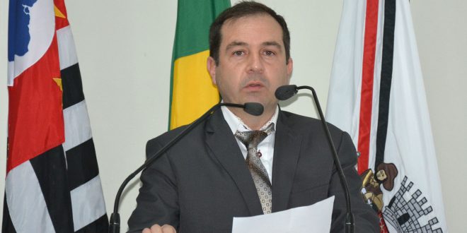 Alexandre Pierroni discursa na tribuna da câmara de são roque