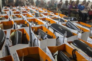 dezenas de sacolas com óculos a serem distribuídos