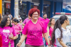 Ângela Maluf caminha sorridente em meio a outras mulheres