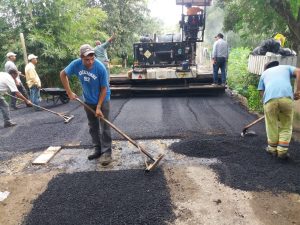 homens e máquinas trabalhando na Estrada da Reciclagem