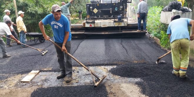 homens e máquinas trabalhando na Estrada da Reciclagem