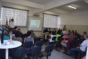 alunos acompanham aula da unati são roque