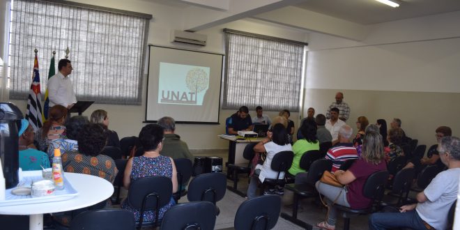 alunos acompanham aula da unati são roque