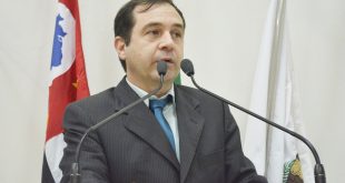 vereador alexandre pierroni discursando na tribuna da câmara de são roque