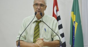 vereador etelvino discursando na tribuna da cÂmara de são roque