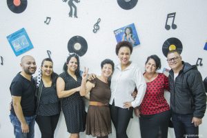 idosos posam para foto no baile do idoso