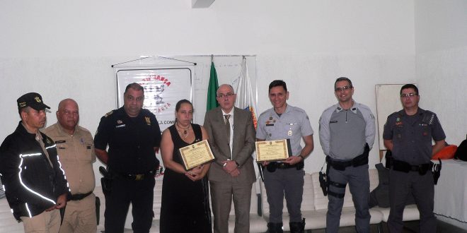 um agente de trânsito, Manoel, Junior, Goreti, Marcos, Franco, Pontes e Fernandes posam com homenagens