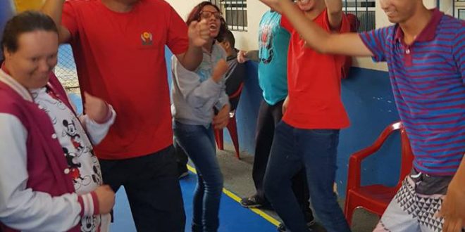 pessoal da Apae dançando a pisadinha