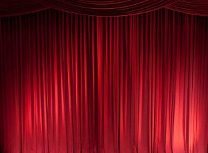 cortinas vermelhas de um teatro