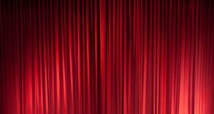 cortinas vermelhas de um teatro