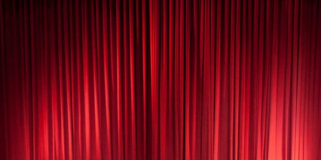 cortinas vermelhas de um teatro