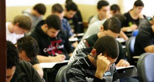 estudantes prestando um vestibular da fatec