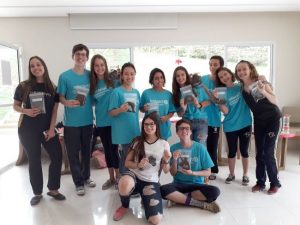 jovens participantes do projeto posam para foto