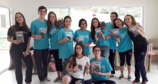 jovens participantes do projeto posam para foto