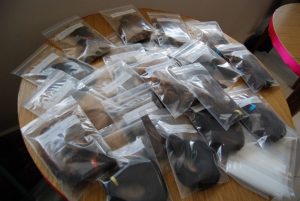 mechas de cabelos separadas em pequenos sacos plásticos