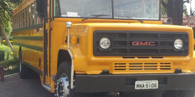 Jardineira amarela do Ski Mountain Park vista de frente