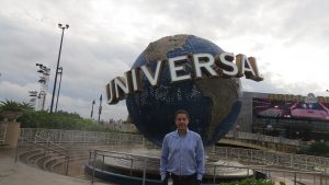 marcos paes de barros posa diante de uma escultura do globo da universal no complexo da marca em Orlando