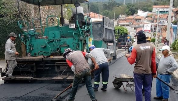 homens trabalhando no recapeamento da rua Nossa Senhora de Guadalupe