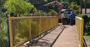 passarela recém-instalada na Rua Capitulina