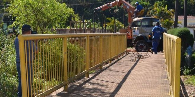 passarela recém-instalada na Rua Capitulina