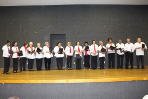 coral de idosos se apresentando