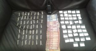 drogas e dinheiro dispostos sobre uma mesa
