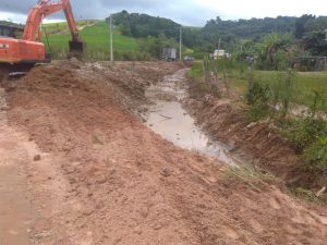 córrego sendo desassoreado no Bairro dos Mendes
