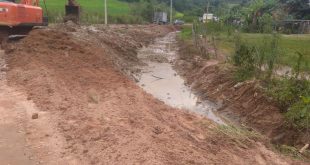 córrego sendo desassoreado no Bairro dos Mendes