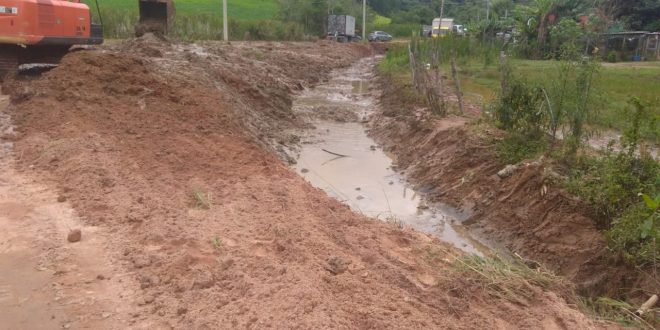 córrego sendo desassoreado no Bairro dos Mendes