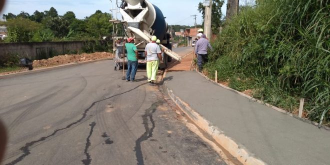 homens trabalhando em calçada da Rua Joaquim Nabuco