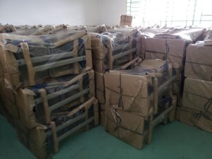 vários pacotes de carteiras novas estocados em uma sala