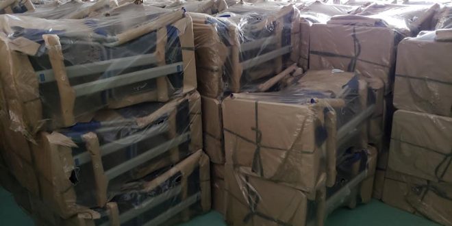 vários pacotes de carteiras novas estocados em uma sala