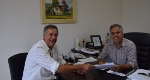 Niltinho Bastos e Claudio Góes posam para foto durante reunião
