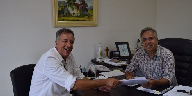 Niltinho Bastos e Claudio Góes posam para foto durante reunião