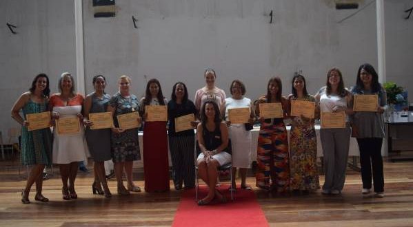 alunas posam com certificados em mãos