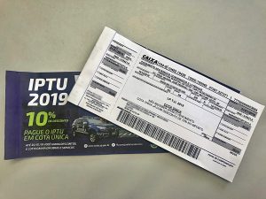 foto de uma das duas versões do carnê do IPTU 2019 que a prefeitura de Cotia está enviando aos contribuintes