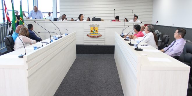 vereadores e autoridades reunidos no novo plenário da câmara de carapicuíba