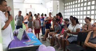 profissional de saúde fala sobre hanseníase em unidade de saúde de carapicuíba
