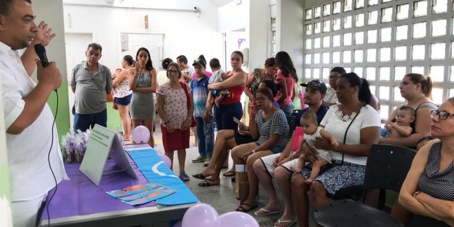 profissional de saúde fala sobre hanseníase em unidade de saúde de carapicuíba