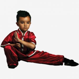 uma criança em posição de kung fu ante um fundo branco