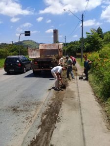 Limpeza Avenida Prefeito Doutor Bernardino de Lucca sendo limpa