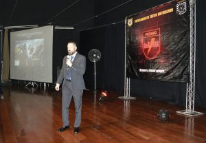 palestrante no palco