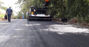 homens e máquinas trabalhando em pavimentação da avenida das cruzadas